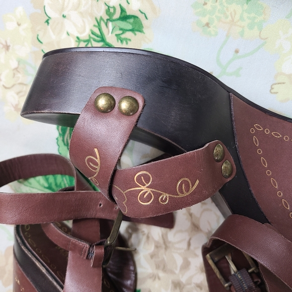 Betsey Johnson vintage y2k boho gold floral painted wood platform wedge sandals! - Picture 7 of 16